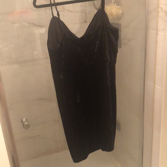 Brand new with tag Guess black velvet dress M - Picture 2 of 3